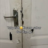 Kamu mungkin tidak akan menyangka jika di balik pintu putih yang sudah usang ini terdapat interior rumah yang begitu cantik dan mewah. Foto: TikTok/@xalsharassyx