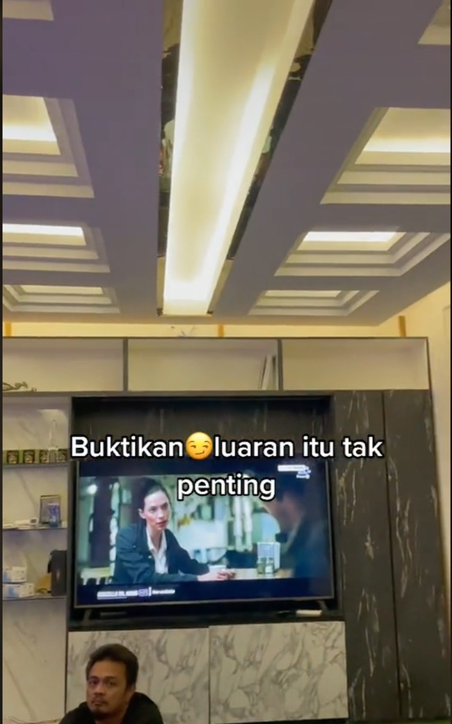 Jauh berbeda dengan penampakan bagian luar rumah, bagian dalamnya itu terlihat begitu mewah dan modern. Dengan didominasi warna putih dan lampu berwarna kuning memberikan kesan hangat dan juga elegan. Foto: TikTok/@xalsharassyx