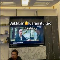 Jauh berbeda dengan penampakan bagian luar rumah, bagian dalamnya itu terlihat begitu mewah dan modern. Dengan didominasi warna putih dan lampu berwarna kuning memberikan kesan hangat dan juga elegan. Foto: TikTok/@xalsharassyx