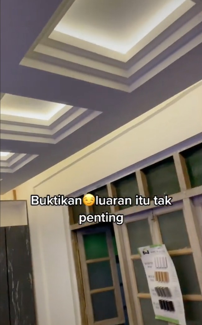 Sakit kan bila dihina luaran rumah buruk dan tak cantik! Takpelah korang sabar dan diam je. Buktikan luaran itu tak penting. Yang penting dalaman cantik, tulis keterangan dalam video. Foto: TikTok/@xalsharassyx