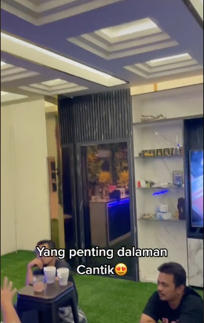 Unggahan video rumah viral itu pun langsung dibanjiri beragam komentar dari netizen. cara agar tidak kemalingan, bunyi salah satu komentar. penyamaran yang bagus, tambah netizen lainnya. Foto: TikTok/@xalsharassyx