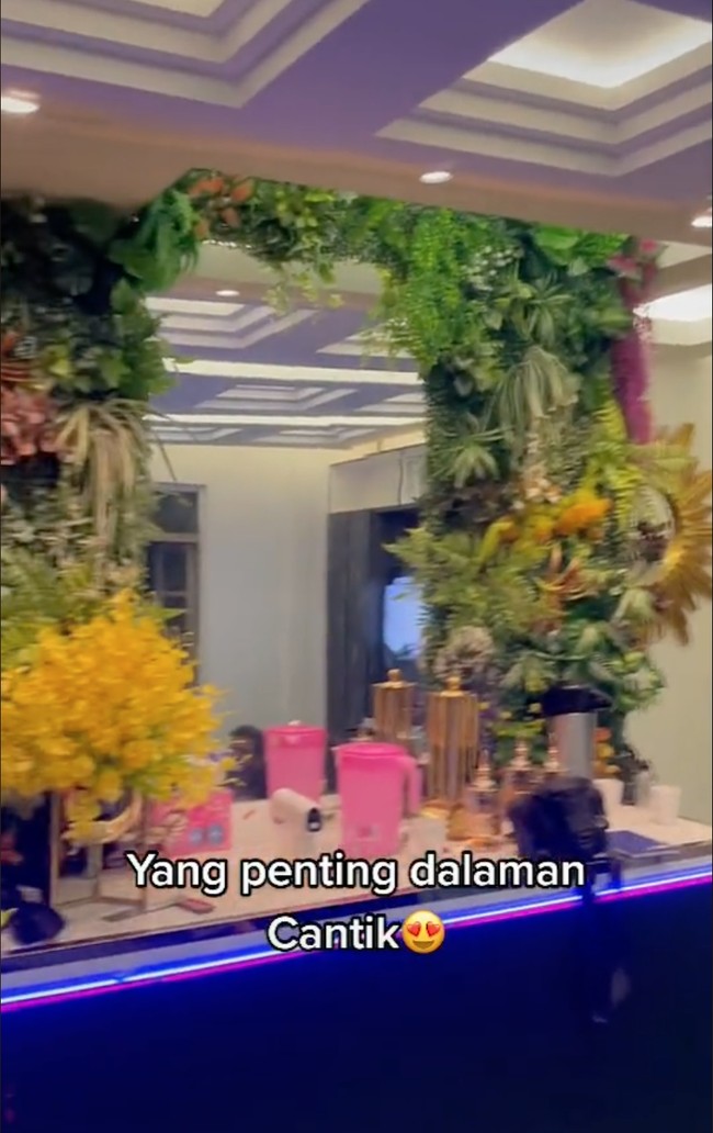 Seperti yang terlihat di salah satu sudut ruangan terdapat cermin yang dihiasi dengan tumbuh-tumbuhan sintetis yang menempel di dinding. Terlihat begitu estetik dan indah dipandang bukan? Foto: TikTok/@xalsharassyx