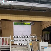 Rumah unik yang satu ini menjadi viral usai diunggah oleh pemilik akun @xalsharassyx ke TikTok. Tak seperti rumah-rumah pada umumnya, rumah yang satu ini memiliki keunikan tersendiri. Walau dari luarnya terlihat usang dan biasa saja, siapa sangka bagian dalam ruumah terlihat mewah dan bagus. Foto: TikTok/@xalsharassyx