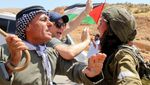 Saat Warga Palestina Adu Argumen dengan Tentara Israel