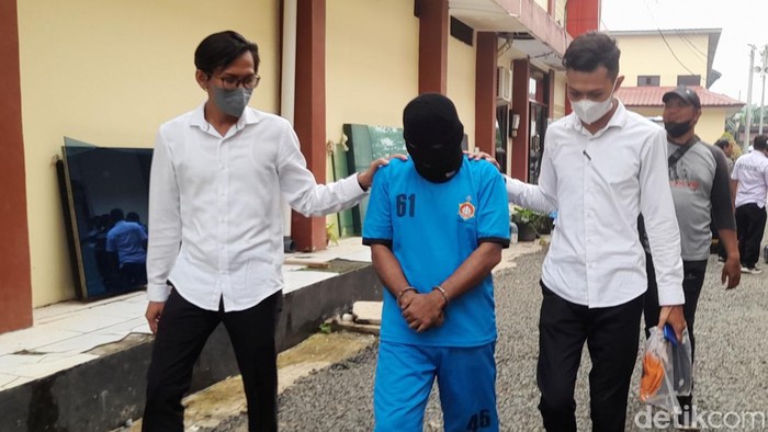 Satreskrim Polres Bogor menangkap MI alias Iwan, seorang sekuriti perumahan di BSD Tangerang Selatan karena mencabuli pasiennya dengan dalih untuk mengusir jin. (M Sholihin/detikcom)