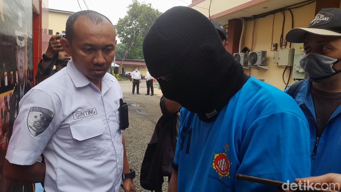 Satreskrim Polres Bogor menangkap MI alias Iwan, seorang sekuriti perumahan di BSD Tangerang Selatan karena mencabuli pasiennya dengan dalih untuk mengusir jin. (M Sholihin/detikcom)