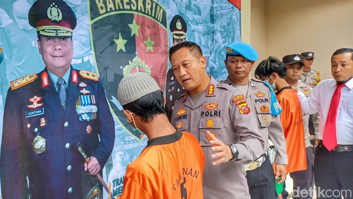 Seorang pemuda berinisial GR (25) nekat memiting ayahnya ES (65) hingga berujung kematian di Kecamatan Ciparay, Kabupaten Bandung.