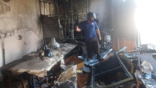 Sisa puing kebakaran kedai kopi Crafe* di Jalan Merdeka Arcade Nomor 1, Kecamatan Denpasar Timur, Kota Denpasar.