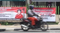 Spanduk berisikan pesan menolak paham khilafah serta radikalisme. Ada juga foto konvoi kebangkitan khilafah yang dipasang di salah satu spanduk.  
