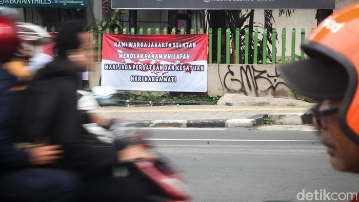 panduk penolakan pada paham khilafah mejeng di Jl Fatmawati, Jakarta Selatan, Senin (6/6/2022) pukul 10.30 WIB dekat Stasiun MRT Cipete Raya.
