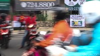 Warga melintas di depan spanduk tersebut.