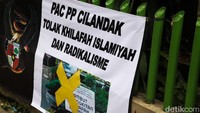 Poster anti khilafah dipasang di pagar jalan.