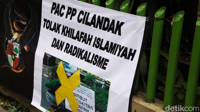 panduk penolakan pada paham khilafah mejeng di Jl Fatmawati, Jakarta Selatan, Senin (6/6/2022) pukul 10.30 WIB dekat Stasiun MRT Cipete Raya.