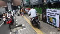 Ada dua spanduk yang terpasang. Pertama mengatasnamakan warga Jakarta Selatan, yang kedua dari PAC PP Cilandak.  