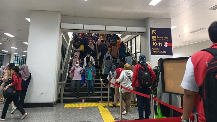 Suasana di Stasiun Manggarai, Senin (6/6) - (Karin-detikcom)