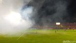 Penampakan Flare di Stadion BJ Habibie Saat Babak Kedua PSM Vs Sulut