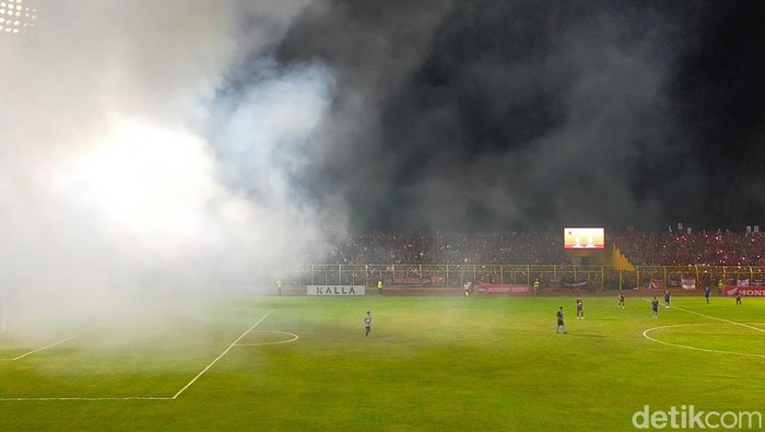 Suporter PSM Makassar Suporter PSM Makassar menyalakan flare saat pertandingan berlangsung.