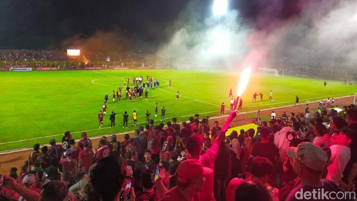 Suporter PSM Makassar Suporter PSM Makassar menyalakan flare saat pertandingan berlangsung.