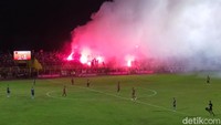 Di sisi timur stadion, suporter menyalakan flare. Foto: Ibnu Munsir/detikSulsel