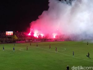 Larangan Flare-Smoke Bomb saat PSM Pesta Juara Liga 1 di Stadion BJ Habibie