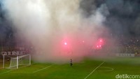 Asap flare yang dinyalakan suporter masuk ke lapangan. Foto: Ibnu Munsir/detikSulsel