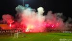 Penampakan Flare di Stadion BJ Habibie Saat Babak Kedua PSM Vs Sulut