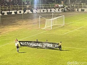 PSM Makassar Vs Sulut Usai, Suporter Bentangkan Spanduk Mattoanging Error