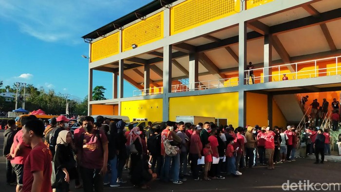 Suporter PSM Makassar mulai memadati Stadion Gelora BJ Habibie Parepare