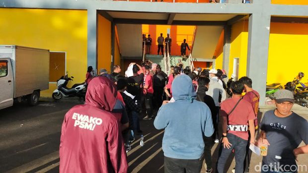 Suporter PSM Makassar mulai memadati Stadion Gelora BJ Habibie Parepare