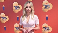 Aktris itu tampil di karpet merah dalam balutan crop top pink pas yang memamerkan bagian tengah tubuhnya. Foto: FilmMagic/Axelle/Bauer-Griffin