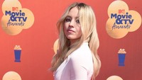 Dia juga mengenakan rok mini pink berkilau yang serasi dengan celah kecil di kaki. Foto: FilmMagic/Axelle/Bauer-Griffin