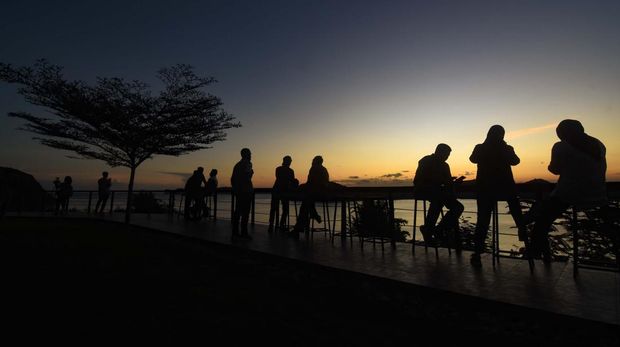 Pengunjung menikmati suasana matahari terbenam di kawasan Taman Wisata Alam (TWA) Gunung Tunak di Desa Mertak, Kecamatan Pujut, Lombok Tengah, NTB, Senin (6/6/2022). TWA Gunung Tunak seluas 1.219,97 hektare yang dikelola oleh Balai Konservasi Sumber Daya Alam (BKSDA) NTB dan berada di daerah penyangga Destinasi Super Prioritas (DSP) Mandalika tersebut menawarkan berbagai destinasi wisata dalam satu lokasi seperti wisata pantai, lokasi berkemah serta penangkaran kupu-kupu dan rusa. ANTARA FOTO/Ahmad Subaidi/wsj.