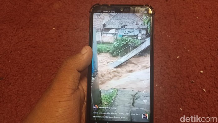 Tangkapan layar video jembatan roboh di Kabupaten Bandung