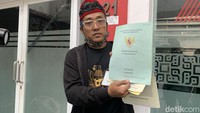 Teddy Pardiyana menunjukkan sertifikat tanah kosan tersebut yang ada di tangannya. Teddy menantang pihak Rizky Febian tunjukan bukti legalitas hukum. Foto: Anindyadevi Aurellia/detikHOT