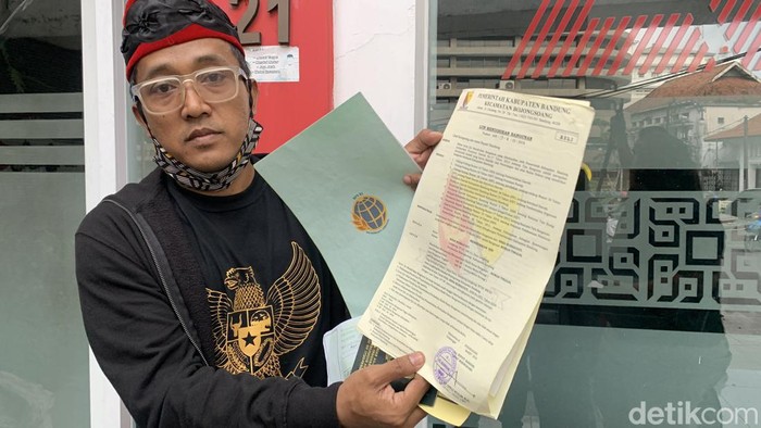 Teddy Pardiyana tunjukan bukti kepemilikan kosan 32 pintu