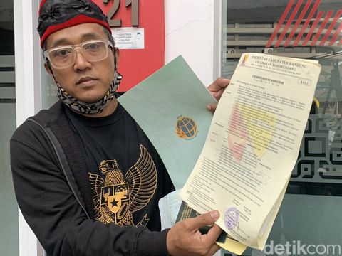 Teddy Pardiyana tunjukan bukti kepemilikan kosan 32 pintu
