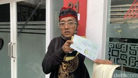 Dia juga menunjukkan kwitansi jual beli kosan yang diakuinya dibeli pada 2018 sebelum nikah dengan Lina Jubaedah. Foto: Anindyadevi Aurellia/detikHOT