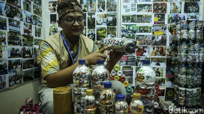 Ternyata Plastik Bisa Dibuat Jadi Meja Lho Aang Hudaya menunjukkan plastik ecobricks di Kementerian Lingkungan Hidup dan Kehutanan, Jakarta, Senin (6/6/2022). Melalui Pameran Indonesia Climate Change Expo Ecobricks memamerkan plastik yang dibuat menjadi meja.