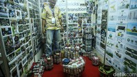 Aang Hudaya juga menunjukkan kekokohan dengan berdiri di atas ecobricks.