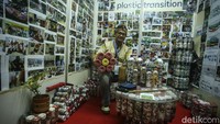 Sampah plastik terus menghantui dunia. Kebanyakan plastik sekali pakai yang tidak dapat didaur ulang adalah berupa lembaran dan film. Ketika plastik dibakar, gas-gas beracun juga dilepaskan ke biosfer.