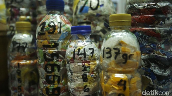 Aang Hudaya menunjukkan plastik ecobricks di Kementerian Lingkungan Hidup dan Kehutanan, Jakarta, Senin (6/6/2022). Melalui Pameran Indonesia Climate Change Expo Ecobricks memamerkan plastik yang dibuat menjadi meja.