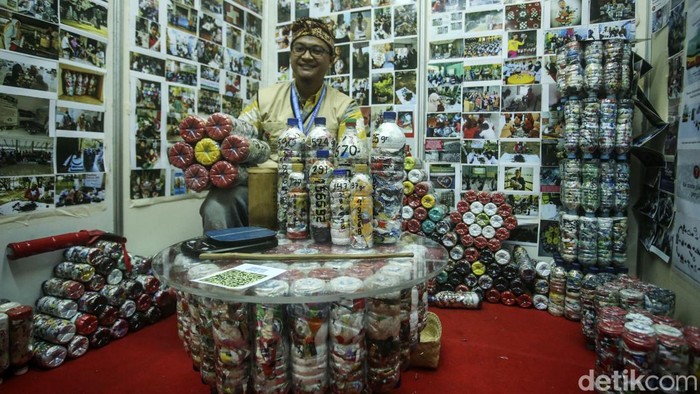 Ternyata Plastik Bisa Dibuat Jadi Meja Lho Aang Hudaya menunjukkan plastik ecobricks di Kementerian Lingkungan Hidup dan Kehutanan, Jakarta, Senin (6/6/2022). Melalui Pameran Indonesia Climate Change Expo Ecobricks memamerkan plastik yang dibuat menjadi meja.