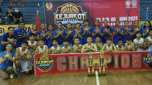 Tim basket putra putri Kelompok Umur (Ku) 15 tahun Merpati Bali di Gor Ngurah Rai, Denpasar, Minggu (5/6/2022)