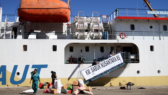 Tol Laut Tambah Rute KM Sabuk Nusantara KM Sabuk Nusantara 85 resmi mendapatkan tambahan rute pelayaran ke wilayah Pangkajene dan Kepulauan, Sulawesi Selatan, Makasar, senin (6/6). Menjawab surat permintaan Pemda setempat, Kementerian Perhubungan menugaskan PT PELNI untuk memasukan Pangkajene dan Kepulauan ke dalam rute reguler KM Sabuk Nusantara 85. Dengan tambahan ini, wilayah tersebut dilayani oleh dua kapal perintis dan diharapkan dapat meningkatkan perekonomian masyarakat.