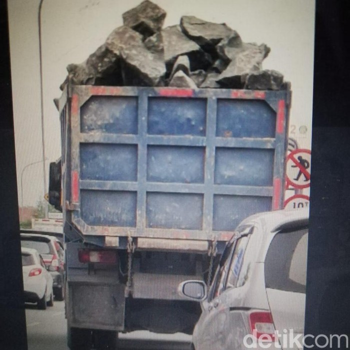 Truk tanah kelebihan muatan yang membawa batu kali membuat pengguna jalan lain merasa waswas. Polisi akan menindak sopir truk tersebut. (repro detikcom)