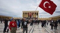Turki resmi dikenal dengan nama Turkiye di PBB, setelah badan dunia itu menyetujui perubahan nama yang diajukan Ankara, kata wartawan BBC News Tiffany Wertheimer. PBB langsung melakukan perubahan begitu menerima pengajuan perubahan nama yang diajukan pekan ini. AP Photo/Burhan Ozbilici  