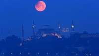 Menurut Presiden Erdogan, Turkiye lebih mewakili identitas negara itu. Dijelaskan, salah satu alasan perubahan itu adalah karena nama itu diasosiasikan dengan burung turkey, kalkun, yang biasanya disajikan dalam hari-hari besar seperti Natal, Tahun Baru atau Thanksgiving. AP Photo/Mucahid Yapici  