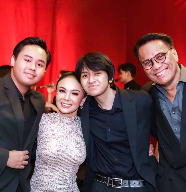 Hadir pula mantan suami Yuni Shara, Henry Siahaan, dalam kemeriahan ulang tahun. Foto: Instagram/@yunishara36