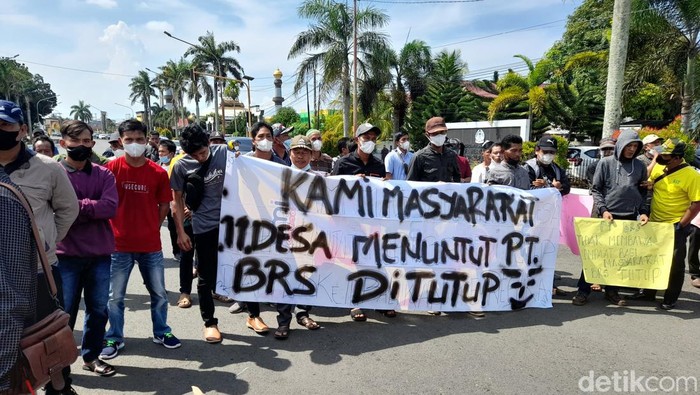 Unjuk rasa warga di Kantor Gubernur Bengkulu.