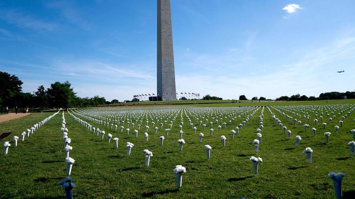 Vases containing flowers line the National Mall near the Washington Monument in Washington, DC, on June 5, 2022. - Each vase in the memorial, set up by the Gabby Giffords Foundation, represents one of the 45,222 Americans who died from gun violence in 2020. (Photo by Stefani Reynolds / AFP) (Photo by STEFANI REYNOLDS/AFP via Getty Images)